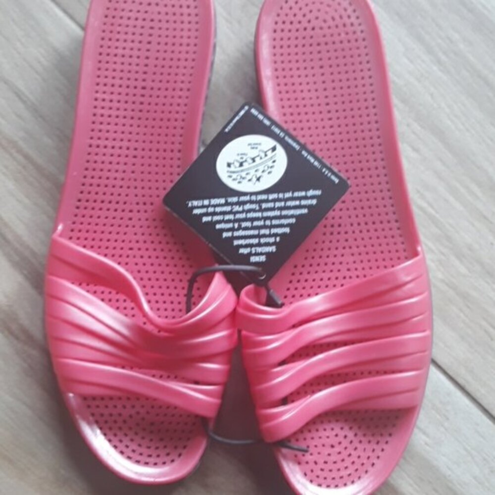 Sensi & C Coral Pink Ventilated Spa Shower Pool Slides Sandals Italy 8 NWT